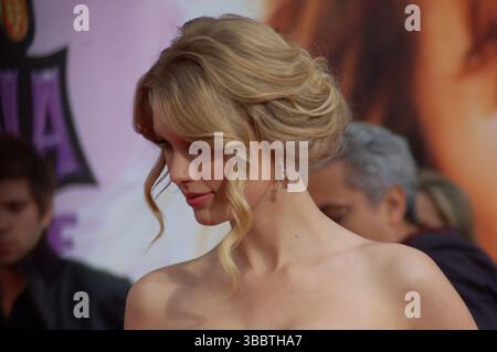 Taylor Swift tritt bei der Hollywood-Premiere von Hannah Montana: The Movie im El Capitan Theatre in Los Angeles auf. Der Country-Pop-Star feierte gemeinsam mit anderen Prominenten die Veröffentlichung des Disney-Films mit Miley Cyrus. Stockfoto