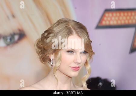 Taylor Swift tritt bei der Hollywood-Premiere von Hannah Montana: The Movie im El Capitan Theatre in Los Angeles auf. Der Country-Pop-Star feierte gemeinsam mit anderen Prominenten die Veröffentlichung des Disney-Films mit Miley Cyrus. Stockfoto