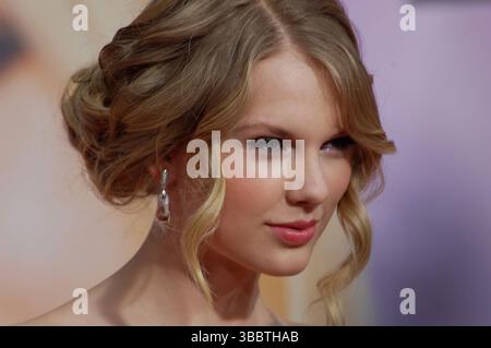 Taylor Swift tritt bei der Hollywood-Premiere von Hannah Montana: The Movie im El Capitan Theatre in Los Angeles auf. Der Country-Pop-Star feierte gemeinsam mit anderen Prominenten die Veröffentlichung des Disney-Films mit Miley Cyrus. Stockfoto