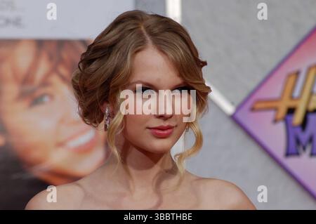 Taylor Swift tritt bei der Hollywood-Premiere von Hannah Montana: The Movie im El Capitan Theatre in Los Angeles auf. Der Country-Pop-Star feierte gemeinsam mit anderen Prominenten die Veröffentlichung des Disney-Films mit Miley Cyrus. Stockfoto