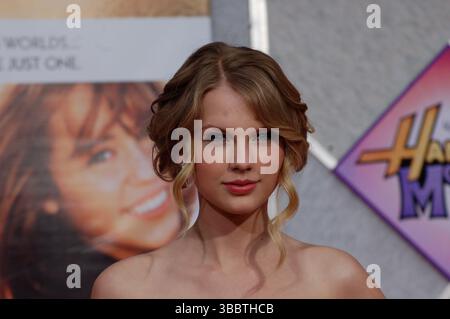 Taylor Swift tritt bei der Hollywood-Premiere von Hannah Montana: The Movie im El Capitan Theatre in Los Angeles auf. Der Country-Pop-Star feierte gemeinsam mit anderen Prominenten die Veröffentlichung des Disney-Films mit Miley Cyrus. Stockfoto