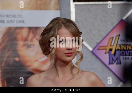 Taylor Swift tritt bei der Hollywood-Premiere von Hannah Montana: The Movie im El Capitan Theatre in Los Angeles auf. Der Country-Pop-Star feierte gemeinsam mit anderen Prominenten die Veröffentlichung des Disney-Films mit Miley Cyrus. Stockfoto