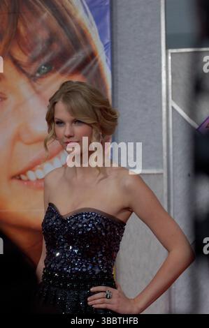 Taylor Swift tritt bei der Hollywood-Premiere von Hannah Montana: The Movie im El Capitan Theatre in Los Angeles auf. Der Country-Pop-Star feierte gemeinsam mit anderen Prominenten die Veröffentlichung des Disney-Films mit Miley Cyrus. Stockfoto