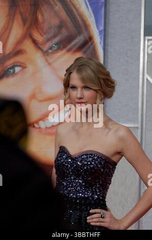Taylor Swift tritt bei der Hollywood-Premiere von Hannah Montana: The Movie im El Capitan Theatre in Los Angeles auf. Der Country-Pop-Star feierte gemeinsam mit anderen Prominenten die Veröffentlichung des Disney-Films mit Miley Cyrus. Stockfoto