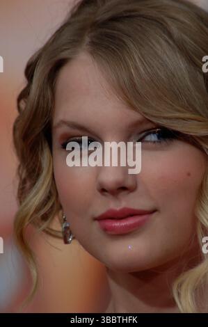 Taylor Swift tritt bei der Hollywood-Premiere von Hannah Montana: The Movie im El Capitan Theatre in Los Angeles auf. Der Country-Pop-Star feierte gemeinsam mit anderen Prominenten die Veröffentlichung des Disney-Films mit Miley Cyrus. Stockfoto
