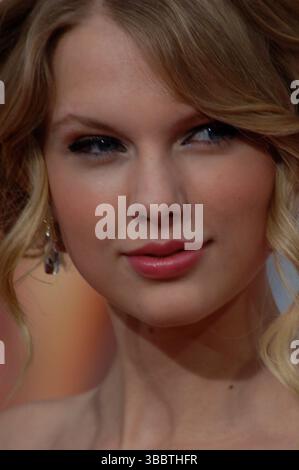 Taylor Swift tritt bei der Hollywood-Premiere von Hannah Montana: The Movie im El Capitan Theatre in Los Angeles auf. Der Country-Pop-Star feierte gemeinsam mit anderen Prominenten die Veröffentlichung des Disney-Films mit Miley Cyrus. Stockfoto