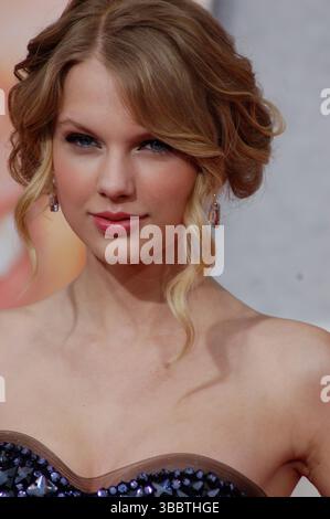 Taylor Swift tritt bei der Hollywood-Premiere von Hannah Montana: The Movie im El Capitan Theatre in Los Angeles auf. Der Country-Pop-Star feierte gemeinsam mit anderen Prominenten die Veröffentlichung des Disney-Films mit Miley Cyrus. Stockfoto