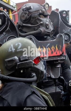 Moskau, Russland. Mai 2025. Fans des Computerspiels Fallout und der Fernsehserie nehmen am BIF Post-Apokalyptic Festival in Moskau Teil. TV-Serien, die auf einem Videospiel basieren, das in der Zukunft spielt, dem postapokalyptischen Los Angeles, das durch nukleare Dezimierung hervorgerufen wurde, müssen die Bürger in unterirdischen Bunkern leben, um sich vor Strahlung, Mutanten und Banditen zu schützen. Stockfoto