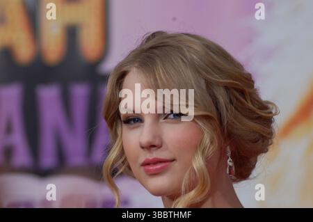 Taylor Swift tritt bei der Hollywood-Premiere von Hannah Montana: The Movie im El Capitan Theatre in Los Angeles auf. Der Country-Pop-Star feierte gemeinsam mit anderen Prominenten die Veröffentlichung des Disney-Films mit Miley Cyrus. Stockfoto