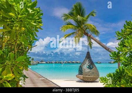 Romantisches, friedliches tropisches Paradies mit Palmenschaukel, ruhige Insel. Sonniger Strand atemberaubendes Reiseziel. Sommer Strandreise traumhafter Kurzurlaub beste Tapete Stockfoto