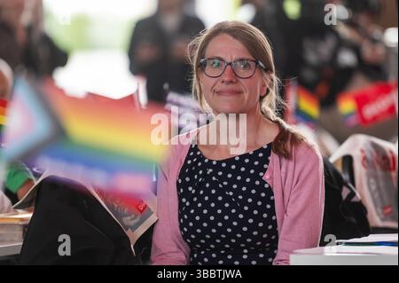 Berlin, Deutschland. Mai 2025. Franziska Brychcy, scheidende Vorsitzende der Linkspartei, sitzt auf der Berliner Linkspartei-Konferenz. Brychcy kandidiert nicht mehr für die Wahl. Auf der Berliner Linkspartei wird unter anderem ein neuer Landesvorstand gewählt. Quelle: Christophe Gateau/dpa/Alamy Live News Stockfoto