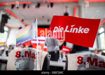 Berlin, Deutschland. Mai 2025. Kleine Fahnen mit dem Partylogo die Linke stehen auf dem Tisch der Berliner Linkspartei. Auf der Berliner Linkspartei wird unter anderem ein neuer Landesvorstand gewählt. Quelle: Christophe Gateau/dpa/Alamy Live News Stockfoto