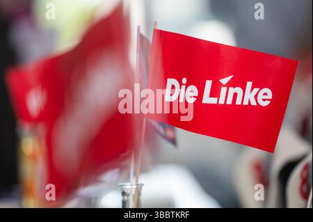 Berlin, Deutschland. Mai 2025. Kleine Fahnen mit dem Partylogo die Linke stehen auf dem Tisch der Berliner Linkspartei. Auf der Berliner Linkspartei wird unter anderem ein neuer Landesvorstand gewählt. Quelle: Christophe Gateau/dpa/Alamy Live News Stockfoto