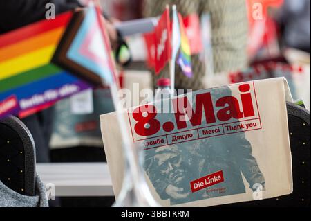 Berlin, Deutschland. Mai 2025. Auf der Berliner Linkspartei hängt ein Jutebeutel mit den Worten '8. Mai - Danke' über einem Stuhl. Auf der Berliner Linkspartei wird unter anderem ein neuer Landesvorstand gewählt. Quelle: Christophe Gateau/dpa/Alamy Live News Stockfoto
