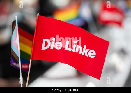 Berlin, Deutschland. Mai 2025. Kleine Fahnen mit dem Partylogo die Linke stehen auf dem Tisch der Berliner Linkspartei. Auf der Berliner Linkspartei wird unter anderem ein neuer Landesvorstand gewählt. Quelle: Christophe Gateau/dpa/Alamy Live News Stockfoto