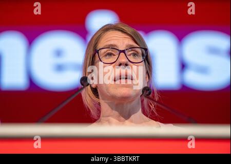 Berlin, Deutschland. Mai 2025. Franziska Brychcy, scheidende Vorsitzende der Linkspartei, spricht auf der Berliner Linkspartei-Konferenz. Brychcy kandidiert nicht mehr für die Wahl. Auf der Berliner Linkspartei wird unter anderem ein neuer Landesvorstand gewählt. Quelle: Christophe Gateau/dpa/Alamy Live News Stockfoto