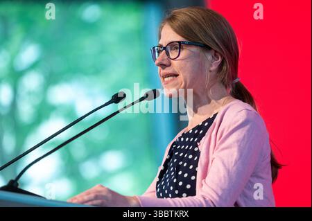Berlin, Deutschland. Mai 2025. Franziska Brychcy, scheidende Vorsitzende der Linkspartei, spricht auf der Berliner Linkspartei-Konferenz. Brychcy kandidiert nicht mehr für die Wahl. Auf der Berliner Linkspartei wird unter anderem ein neuer Landesvorstand gewählt. Quelle: Christophe Gateau/dpa/Alamy Live News Stockfoto