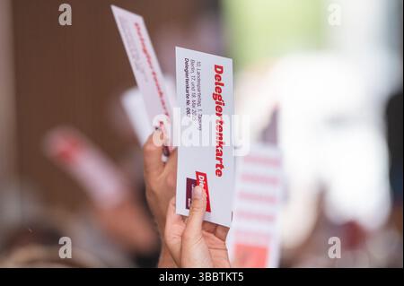 Berlin, Deutschland. Mai 2025. Auf der Berliner Linkspartei wird über einen Antrag abgestimmt. Auf der Berliner Linkspartei wird unter anderem ein neuer Landesvorstand gewählt. Quelle: Christophe Gateau/dpa/Alamy Live News Stockfoto