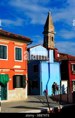 Schiefer Turm und bunte Häuser auf der Insel Burano in der Nähe von Venedig, Italien, Europa Stockfoto