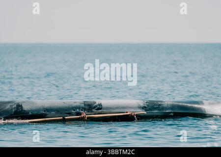 Boot, Ozean, Rettung - Ein kleines Boot wird auf einer Rettungsmission durch den Ozean gezogen. Stockfoto