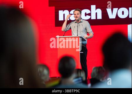 Berlin, Deutschland. Mai 2025. Maximilian Schirmer, Berliner Landesvorsitzender der Linkspartei, spricht auf der Berliner Linkspartei-Konferenz. Schirmer kandidiert erneut für den Vorsitz der Berliner Linkspartei. Auf der Berliner Linkspartei wird unter anderem ein neuer Landesvorstand gewählt. Quelle: Christophe Gateau/dpa/Alamy Live News Stockfoto