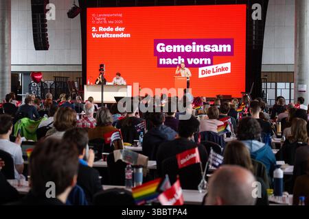 Berlin, Deutschland. Mai 2025. Maximilian Schirmer, Berliner Landesvorsitzender der Linkspartei, spricht auf der Berliner Linkspartei-Konferenz. Schirmer kandidiert erneut für den Vorsitz der Berliner Linkspartei. Auf der Berliner Linkspartei wird unter anderem ein neuer Landesvorstand gewählt. Quelle: Christophe Gateau/dpa/Alamy Live News Stockfoto