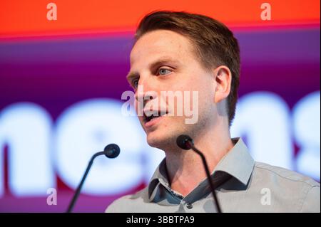 Berlin, Deutschland. Mai 2025. Maximilian Schirmer, Berliner Landesvorsitzender der Linkspartei, spricht auf der Berliner Linkspartei-Konferenz. Schirmer kandidiert erneut für den Vorsitz der Berliner Linkspartei. Auf der Berliner Linkspartei wird unter anderem ein neuer Landesvorstand gewählt. Quelle: Christophe Gateau/dpa/Alamy Live News Stockfoto