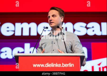 Berlin, Deutschland. Mai 2025. Maximilian Schirmer, Berliner Landesvorsitzender der Linkspartei, spricht auf der Berliner Linkspartei-Konferenz. Schirmer kandidiert erneut für den Vorsitz der Berliner Linkspartei. Auf der Berliner Linkspartei wird unter anderem ein neuer Landesvorstand gewählt. Quelle: Christophe Gateau/dpa/Alamy Live News Stockfoto