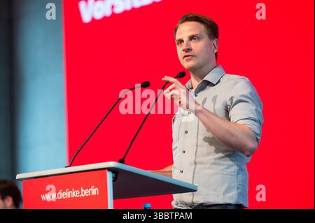 Berlin, Deutschland. Mai 2025. Maximilian Schirmer, Berliner Landesvorsitzender der Linkspartei, spricht auf der Berliner Linkspartei-Konferenz. Schirmer kandidiert erneut für den Vorsitz der Berliner Linkspartei. Auf der Berliner Linkspartei wird unter anderem ein neuer Landesvorstand gewählt. Quelle: Christophe Gateau/dpa/Alamy Live News Stockfoto