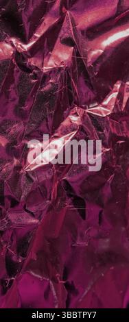 Vertikales gewelltes Metallic-Blatt in roten Tönen für Designer-Hintergründe. Hochauflösende Metallic-Textur Stockfoto