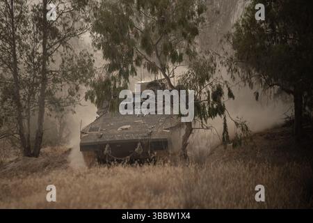 Grenze Zu Gaza, Tel Aviv, Israel. Mai 2025. Ein Panzer auf dem Weg nach Gaza für die große Invasion (Foto: © Gaby Schuetze/ZUMA Press Wire) NUR REDAKTIONELLE VERWENDUNG! Nicht für kommerzielle ZWECKE! Stockfoto