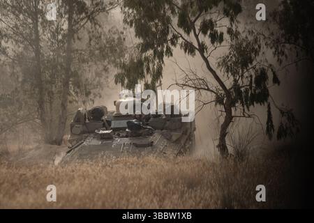 Grenze Zu Gaza, Tel Aviv, Israel. Mai 2025. Ein Panzer auf dem Weg nach Gaza für die große Invasion (Foto: © Gaby Schuetze/ZUMA Press Wire) NUR REDAKTIONELLE VERWENDUNG! Nicht für kommerzielle ZWECKE! Stockfoto