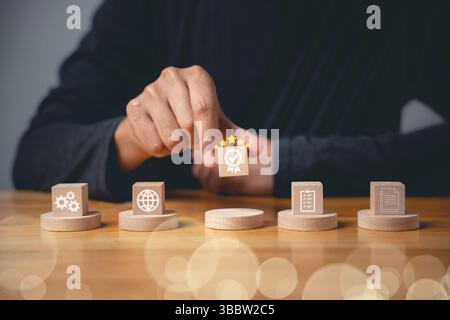 Der Finger eines Geschäftsmannes, der ISO-Holzwürfel drückt Stockfoto