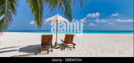 Wunderschönes romantisches Paar, das auf Liegestühlen mit Blick auf die malerische tropische Landschaft sitzt, Liebe und Entspannung in friedlichem Urlaub am Meer Panorama Ufer Stockfoto