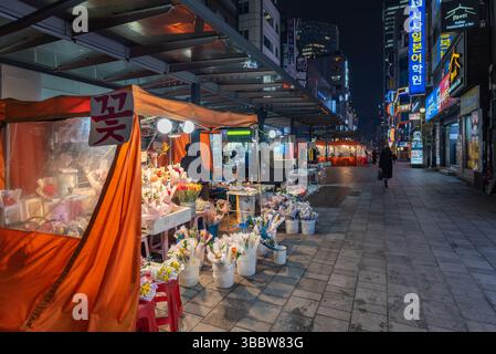 Marktstände im Einkaufs- und Nachtleben-Viertel Myeongdong in der Innenstadt von Seoul, der Hauptstadt Südkoreas, am 25. Januar 2022 Stockfoto