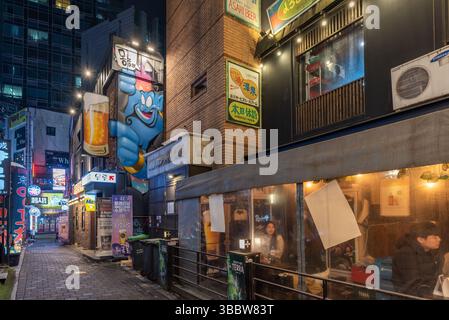 Bars im Einkaufs- und Nachtleben-Viertel Myeongdong in der Innenstadt von Seoul, der Hauptstadt von Südkorea, am 25. Januar 2022 Stockfoto