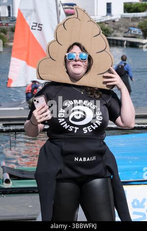 Bristol, Großbritannien. Mai 2025. Karlie Evans spricht mit der Gruppe. Besorgte Surfer und Paddelboarder protestieren an einem nationalen Protesttag gegen die schlechte Qualität des Wassers rund um die britische Küste. Auf dem Bild sind die Demonstranten im Hafen von Bristol. Die Demonstranten von Surfers gegen Abwasser wollen, dass die Regierung die Wasserunternehmen für ihre Untätigkeit beim Umweltschutz zur Rechenschaft zieht. Die Paddle-Out-Proteste zeigen, wie stark die Unterstützung hinter der End-Abwasserkampagne ist. Quelle: JMF News/Alamy Live News Stockfoto