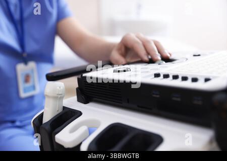 Professionelle Sonographin mit Ultraschallgerät in der Klinik, Nahaufnahme Stockfoto