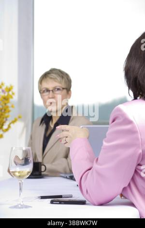 Zwei Geschäftsfrauen arbeiten im Büro Stockfoto