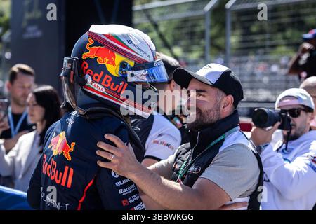 Imola, Italie. Mai 2025. TRAMNITZ Tim (ger), MP Motorsport, Dallara F3 2025, Porträt feiert den Sieg während der 3. Runde der FIA Formel-3-Meisterschaft 2025 vom 16. Bis 18. Mai 2025 auf dem Autodromo Internazionale Enzo e Dino Ferrari in Imola, Italien - Foto Diederik van der Laan/Dutch Photo Agency/DPPI Credit: DPPI Media/Alamy Live News Stockfoto