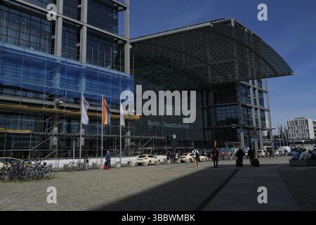 Blick auf Passagiere, die an einem sonnigen Tag in den Berliner Hauptbahnhof einfahren. Berlin, Deutschland, Europa Stockfoto