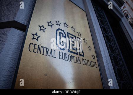 TRIEST, ITALIEN - 17. DEZEMBER 2024: Gedenktafel mit dem Akronym CEI, umringt von Sternen, markiert den Sitz der Central European Initiative, Forum fo Stockfoto