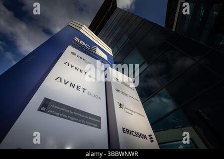 BELGRAD, SERBIEN - 22. MÄRZ 2025: Avnet Silica und Abacus Logos vor ihren Hauptbüros für Belgrad. Avnet ist ein us-amerikanischer Produzent und Manufa Stockfoto