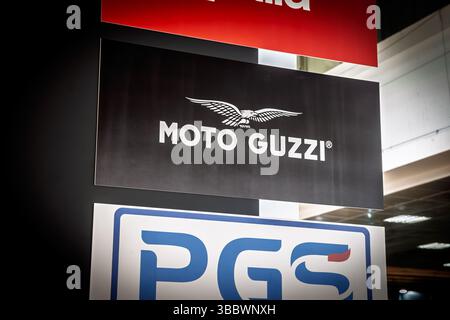 BELGRAD, SERBIEN - 22. MÄRZ 2025: Logo von Moto Guzzi vor ihrem Händler und Händler in Belgrad. Moto Guzzi ist Teil von Piaggio und italiener Stockfoto