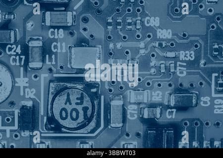 Abstrakter Hintergrund der Hardware-Technik: Nahaufnahme eines blau gefärbten integrierten Schaltkreises Stockfoto