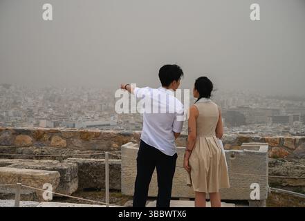 Athen, Griechenland, 16. Mai 2025. Besucher blicken über die Stadt, während Athen von Staubwolken bedeckt ist. Eine dicke Decke aus Sahara-Staub fegte am Freitag über die griechische Hauptstadt und ließ die Stadt trüben und warnte die Behörden. Quelle: Dimitris Aspiotis/Alamy Live News Stockfoto