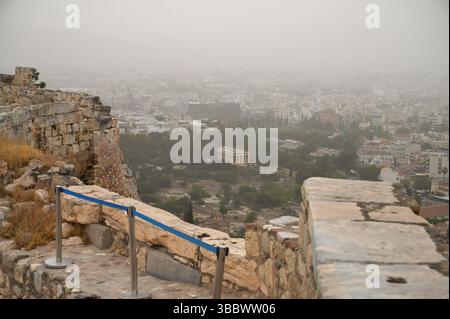 Athen, Griechenland, 16. Mai 2025. Athen ist bedeckt mit Staubwolken über der antiken Akropolis. Eine dicke Decke aus Sahara-Staub fegte am Freitag über die griechische Hauptstadt und ließ die Stadt trüben und warnte die Behörden. Quelle: Dimitris Aspiotis/Alamy Live News Stockfoto