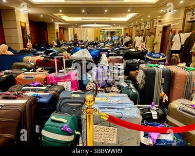 Mekka, Saudi-Arabien, 21. Juni 2024: Abholung des Gepäcks von Pilgern in der Hotellobby, um sie vor der Abfahrt nach Medina zu transportieren Stockfoto