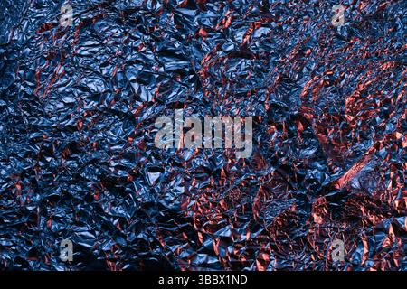 Rot-blau glänzende Aluminiumfolie Textur Nahaufnahme Stockfoto