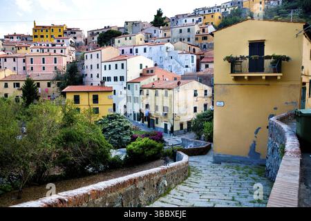 Rio Nell'Elba, Insel Elba, Italien - August 2011: Die Straßen von Rio Nell'Elba auf der Insel Elba, Italien am August 2011 Stockfoto